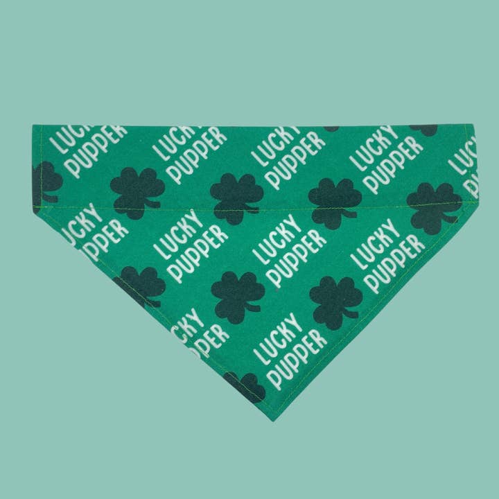 Lucky Pupper over halsbåndet - St Patricks Day Dog Bandana for engroshandel hos Woofingtons & Company