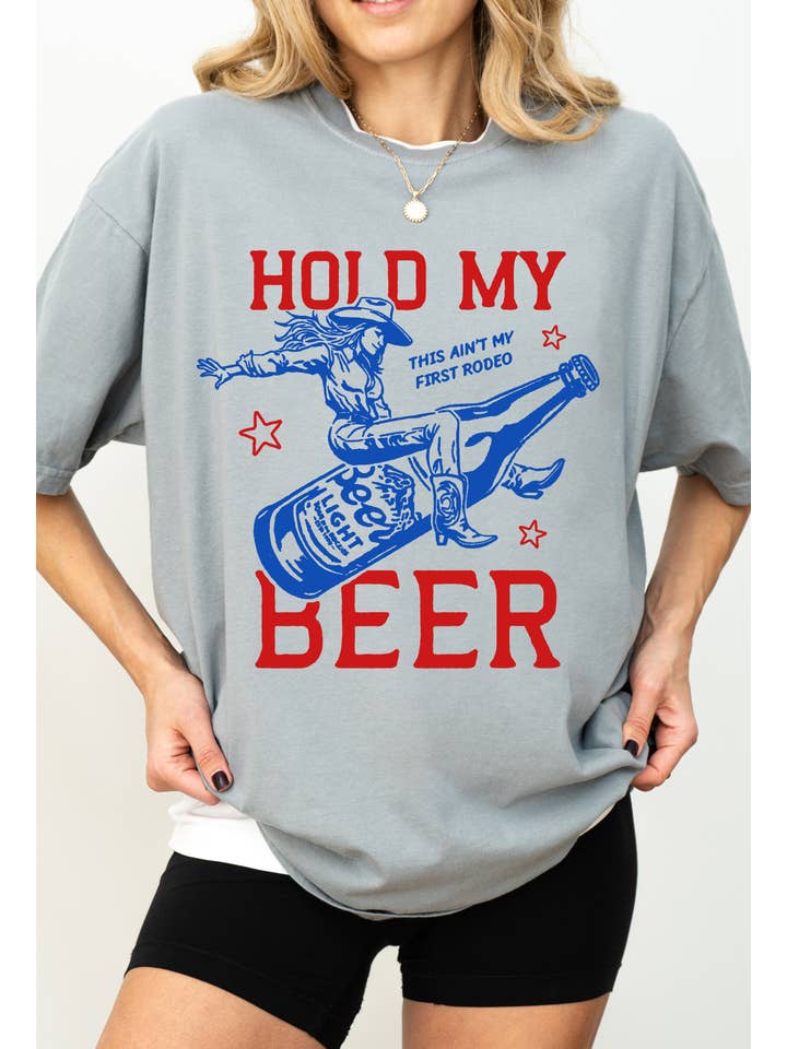 Spirit+Tribe – Engroshandel Grafisk t-shirt - Dame – GRAFISK T-SHIRT MED "HOLD MIN ØL"