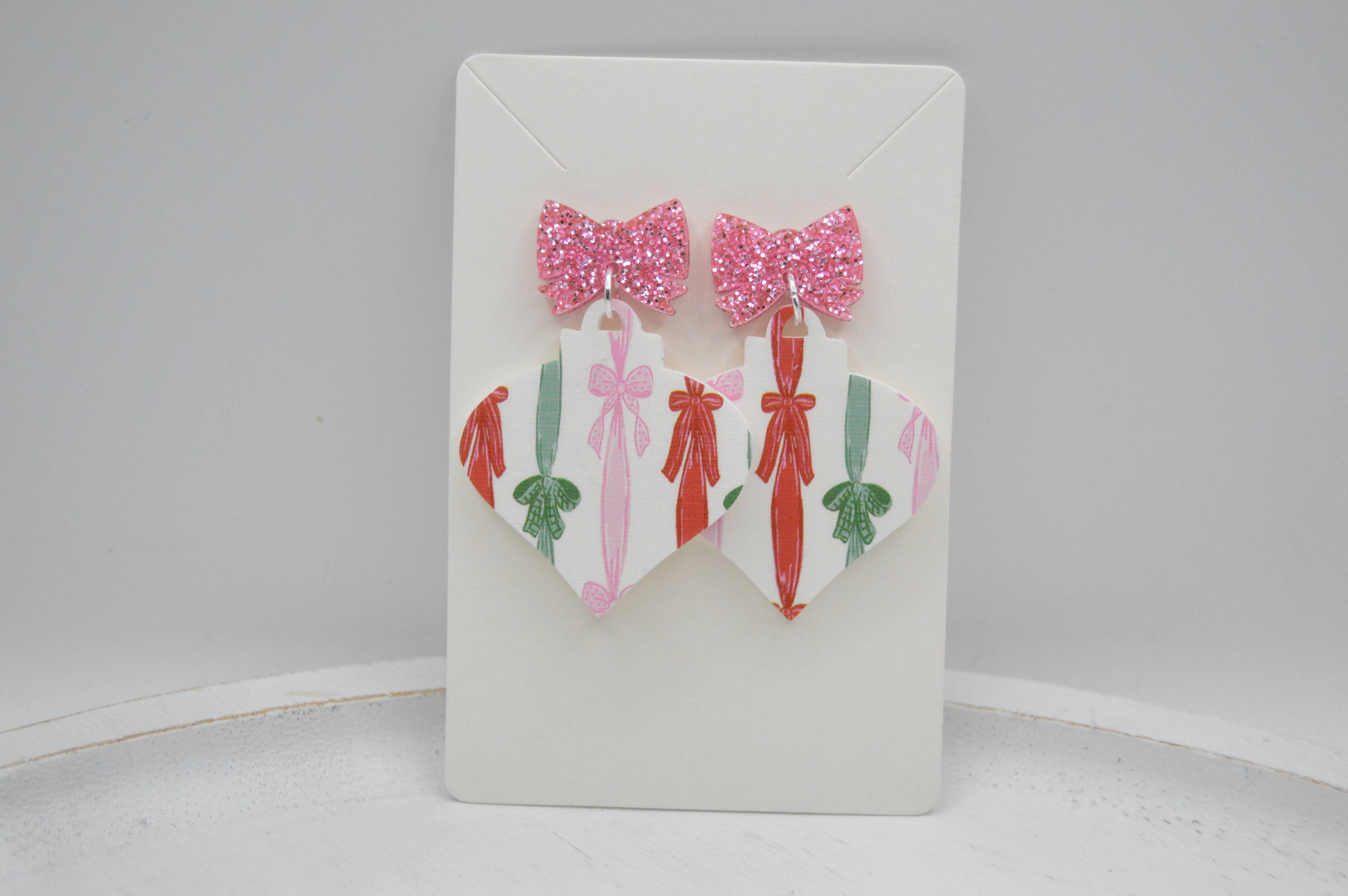 The Adorned Fox - Vendita all'ingrosso Orecchini pendenti - Coquette Ribbon Christmas 
Pallina, orecchini in acrilico, fiocco2
