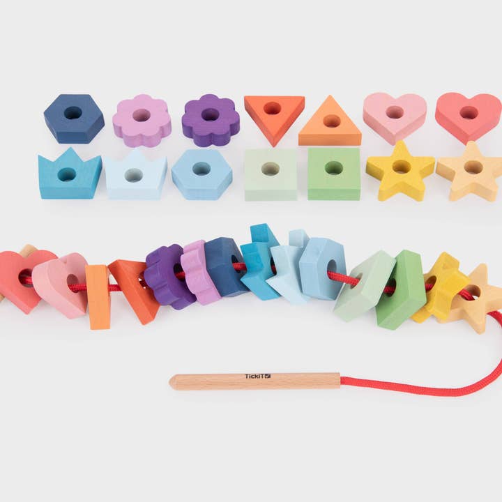 Forme di allacciatura in legno arcobaleno - 28 pezzi + 1 pizzo. per la vendita all'ingrosso da parte di Commotion (Europe) BV