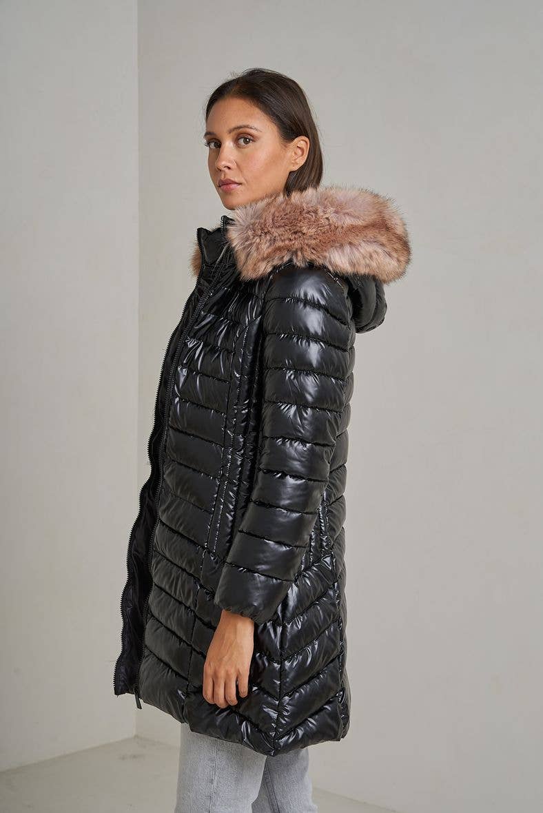 Attrait Paris – Großhandel Pufferjacke – Damen – Metallic lange Steppjacke mit Fell am Kapuzenrand6