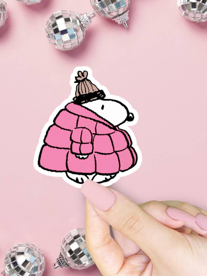 Snoopy met roze Puffer Coat-sticker, Peanuts Charlie Brown voor wholesale door ShopSourSweetener