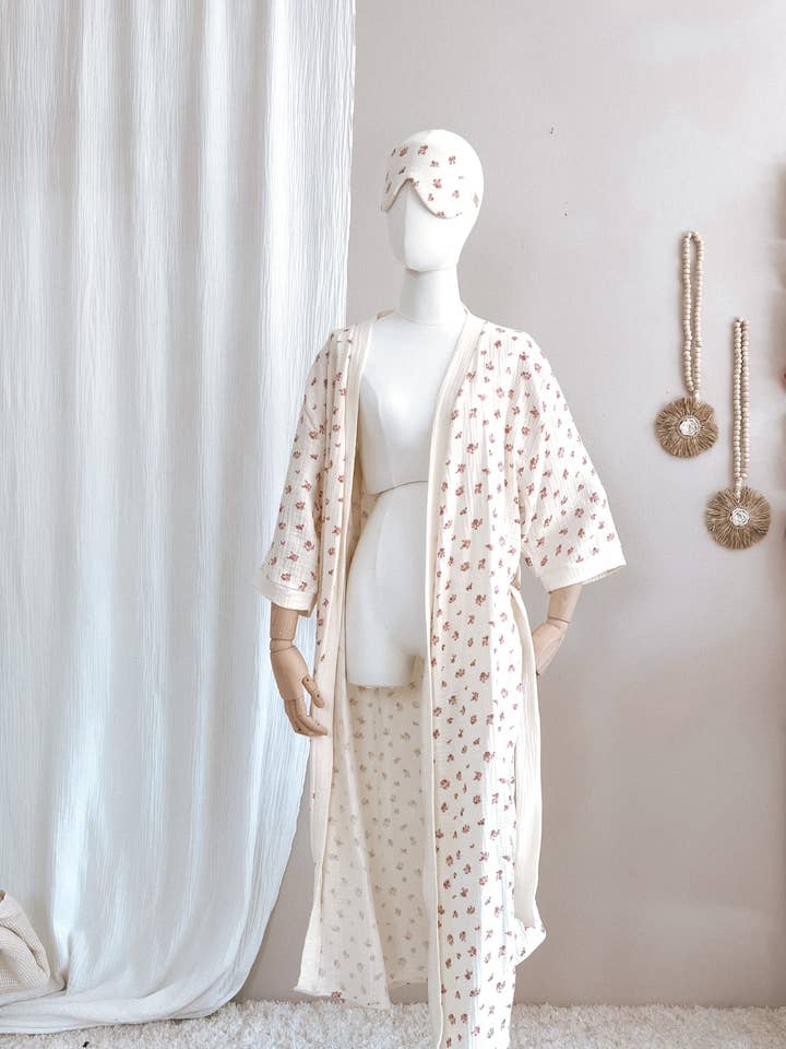 Muslin kimono met vintage bloemenmotief - ecru voor wholesale door Evelina Apparel