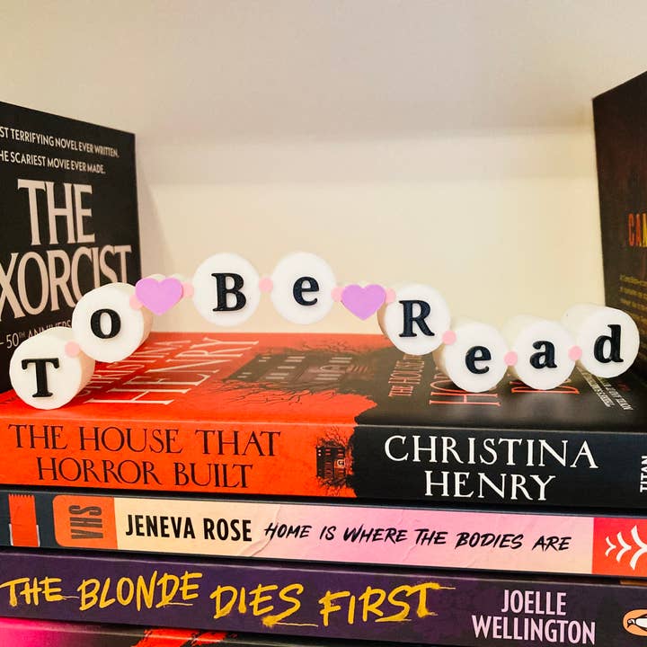 Bracelet d'amitié imprimé en 3D pour être lu comme un panneau d'étagère pour la vente par Chapter & Ink