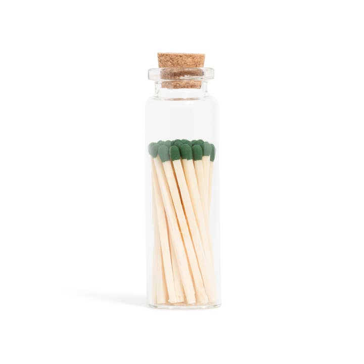 Allumettes vert foncé dans une petite fiole bouchée pour la vente par Enlighten the Occasion