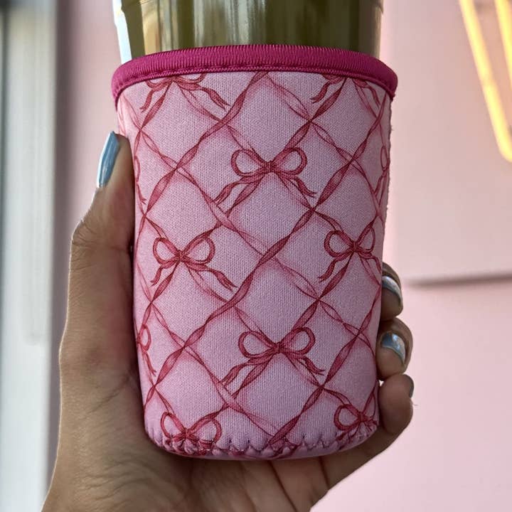 Manchon à boisson Bow Ballet (rose) pour la vente par The Paper Narwhal