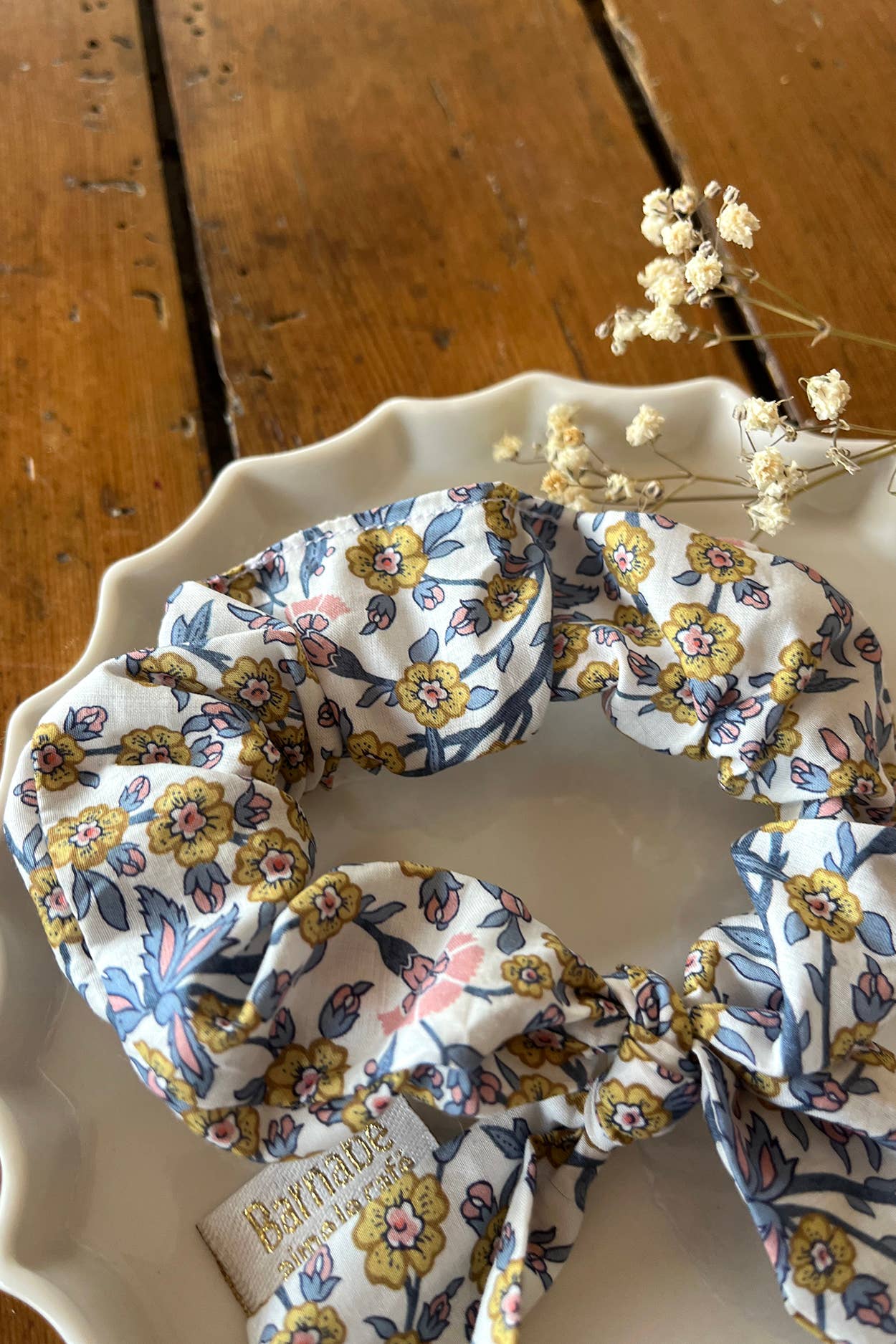 BARNABÉ AIME LE CAFÉ – Großhandel Haargummi – Damen – Liberty® Stoff-Haargummi mit Schleife2