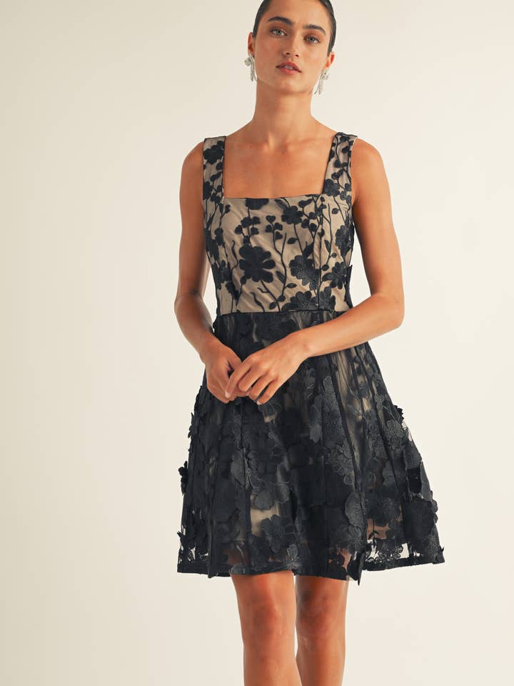 Vestito mini con scollo quadrato e pizzo floreale 3D per la vendita all'ingrosso da parte di JUST ME