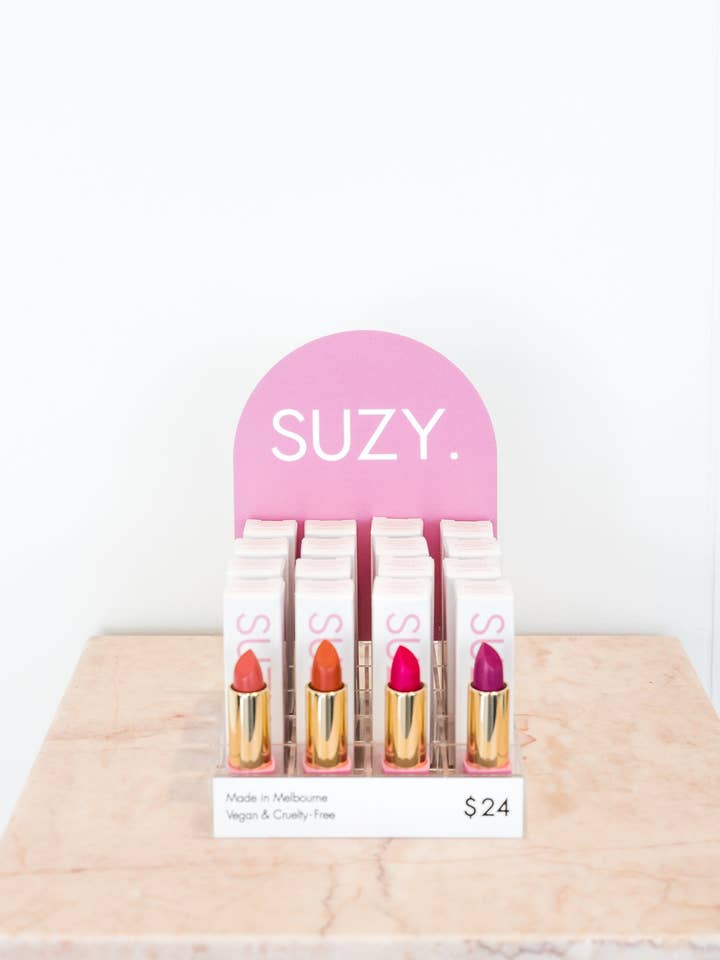 PERSONALISIERTES MINI-PAKET MIT ROSAFARBENEM BOGEN! 4 Farben Ihrer Wahl, jeweils 4 zum Verkauf, KOSTENLOSE Tester, KOSTENLOSER Ausstellungsständer, KOSTENLOSER Expressversand für den Großhandel von SUZY. Lipsticks
