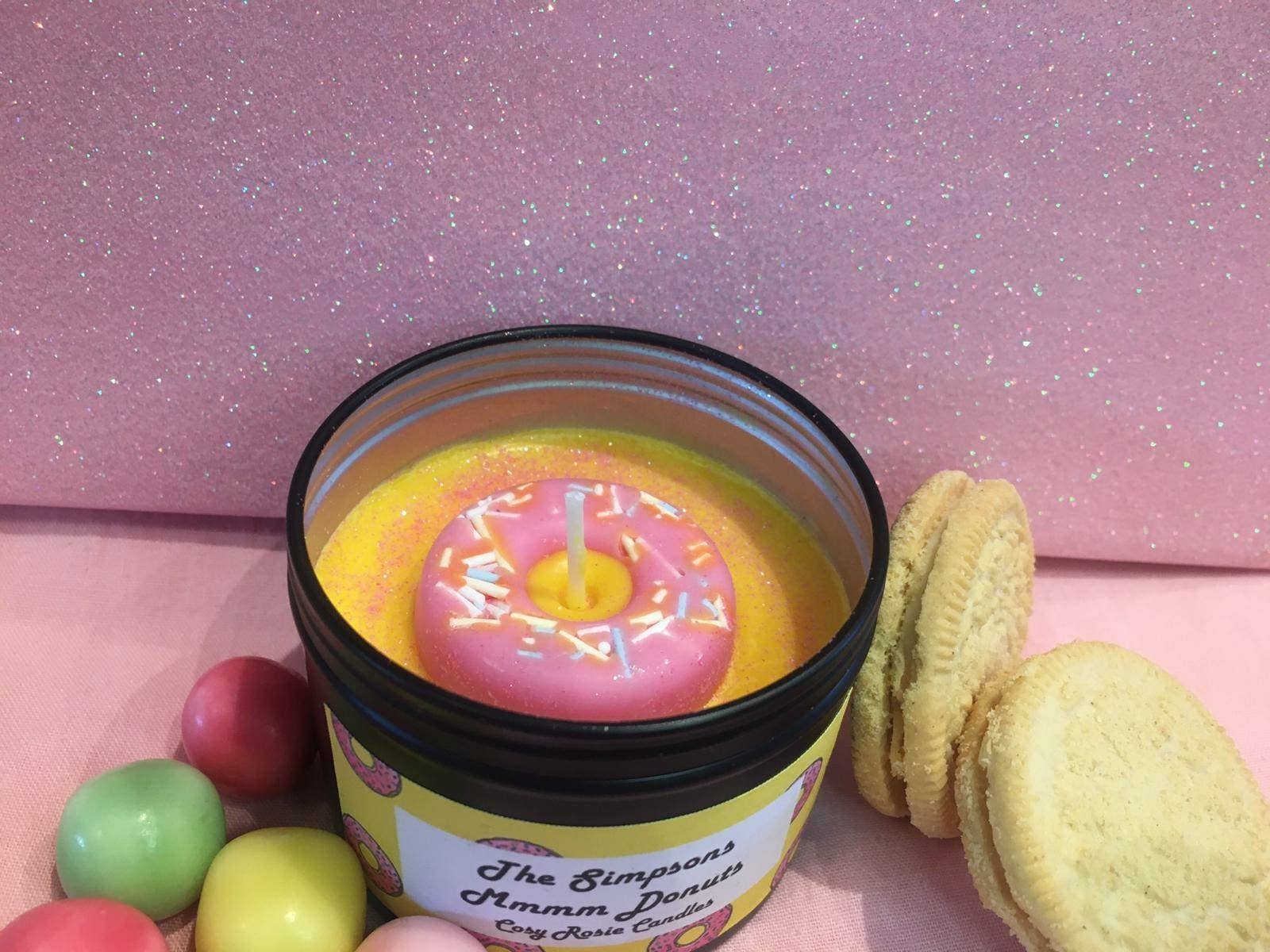 Cosy Rosie Candles – Engroshandel Gavelys – Håndlavede Simpsons Doughnut Style TV Candle Gul Pink1