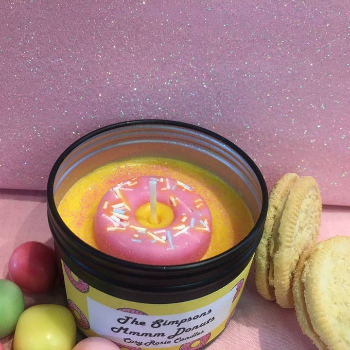 Cosy Rosie Candles – Engroshandel Gavelys – Håndlavede Simpsons Doughnut Style TV Candle Gul Pink1