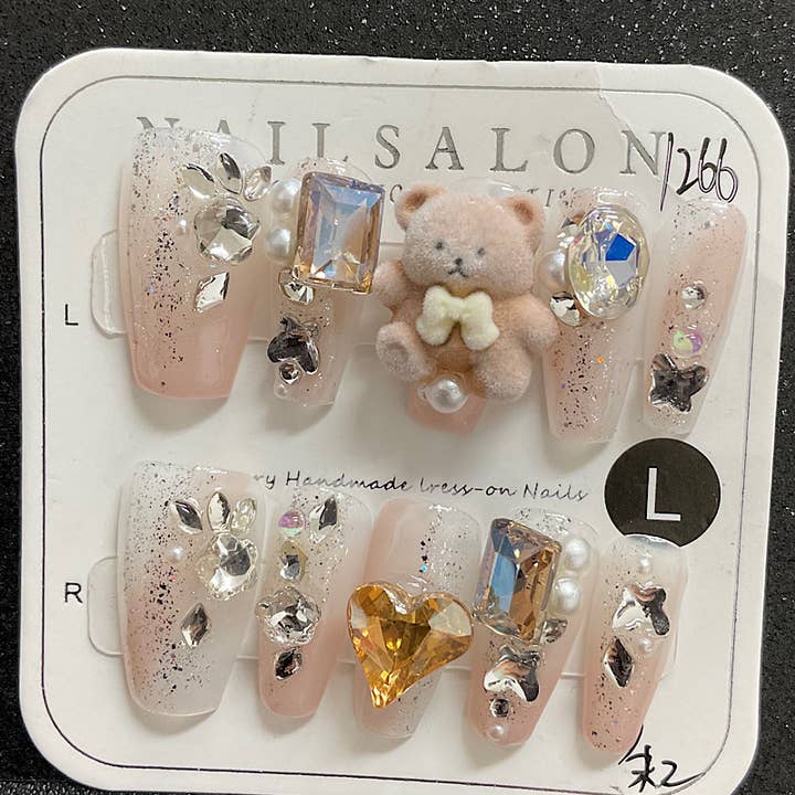 Kids Charm Online - Vente Faux ongles/vernis en patch - LES FEMMES PRESSENT SUR LES ONGLES EN ACRYLIQUE. (FAIT MAIN)3