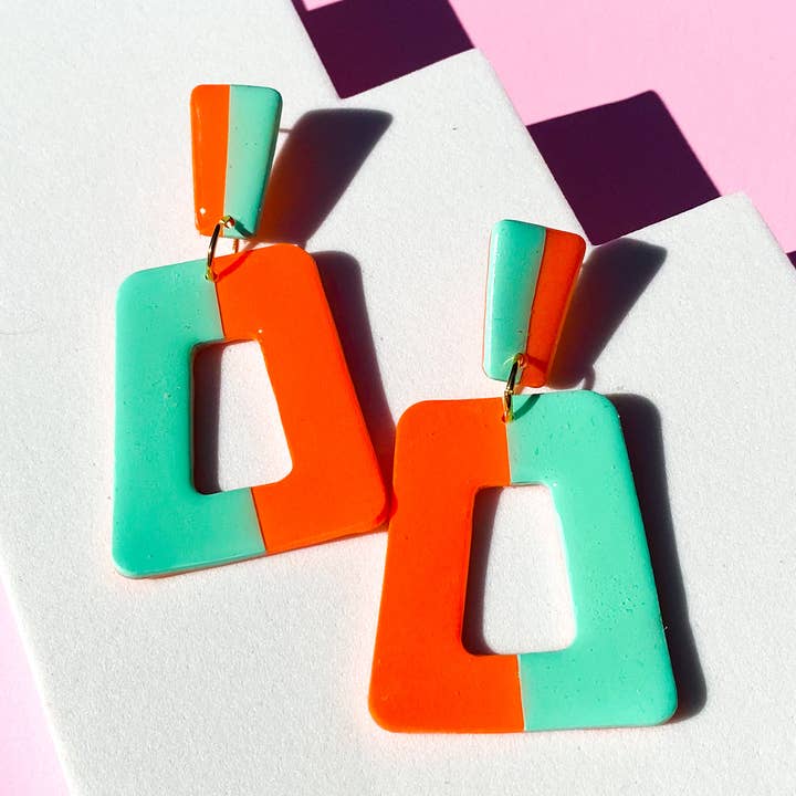 Zweifarbige baumelnde Ohrringe aus Polymer Clay in Minze und Orange für den Großhandel von Night Moves Atelier