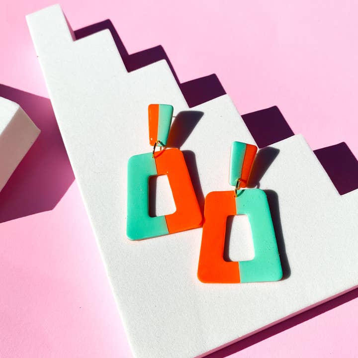 Orecchini pendenti in argilla polimerica in due tonalità in menta e arancione per la vendita all'ingrosso da parte di Night Moves Atelier
