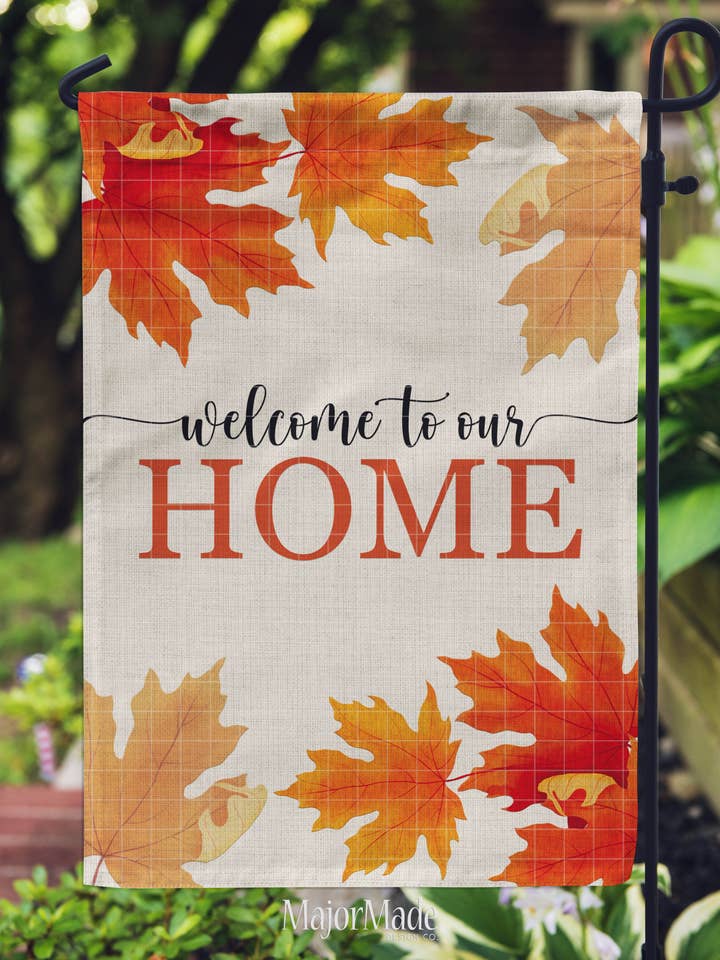 Bandiera da giardino, autunno, benvenuto nella nostra casa con foglie autunnali per la vendita all'ingrosso da parte di MajorMade Design Co