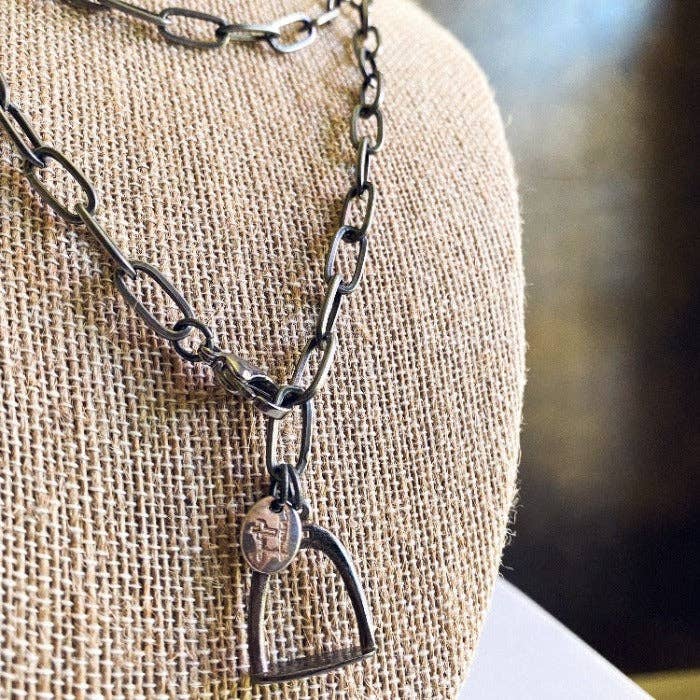 FOUND by Lori Dreaden – wholesale Hänge-/berlockhalsband – DERBY STIGBYGEL HALSBAND1