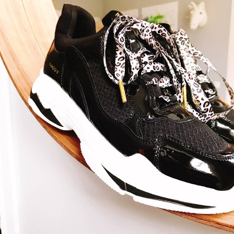 The Shoelace Brand – wholesale Skosnören - Unisex – Classic Leopard – Tidlösa skosnören med leopardmönster och guldtips6