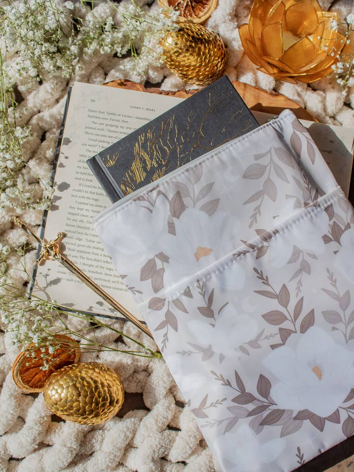 Housse pour livre / tablette résistante à l'eau | Magnolias pour la vente par Meaggie Moos