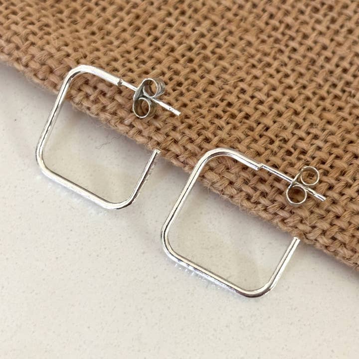 Boucles d'oreilles carrées en argent sterling recyclé faites à la main. pour la vente par Verve Jewellery