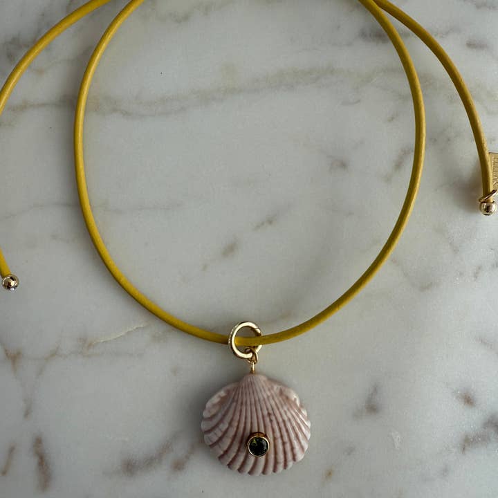 Strandkamning Halsband - Gul / Kokosnöt för wholesale av Smith and Co. Design