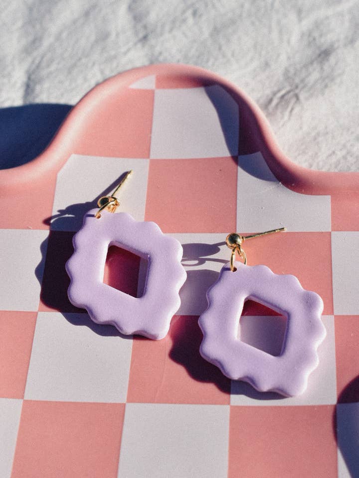 Lavendel Wellenförmige Diamant-Ohrringe für den Großhandel von Body & Boho