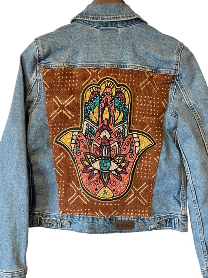 Giacca in denim Hamsa lavorata a mano con tessuto color fango ruggine (MED WASH) per la vendita all'ingrosso da parte di Pink and Silver