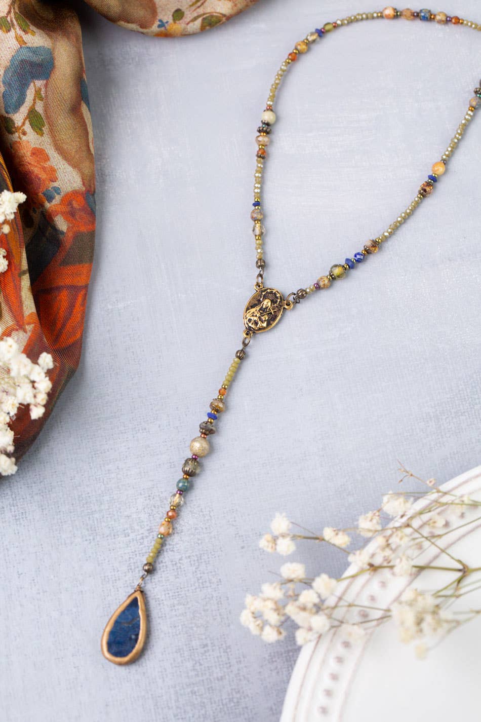 Anne Vaughan Designs Jewelry - Vendita all'ingrosso Collane di perline/perle - Collana Statement in Lapislazzuli e Vetro Ceco "Sacred Heart" 21-23"1