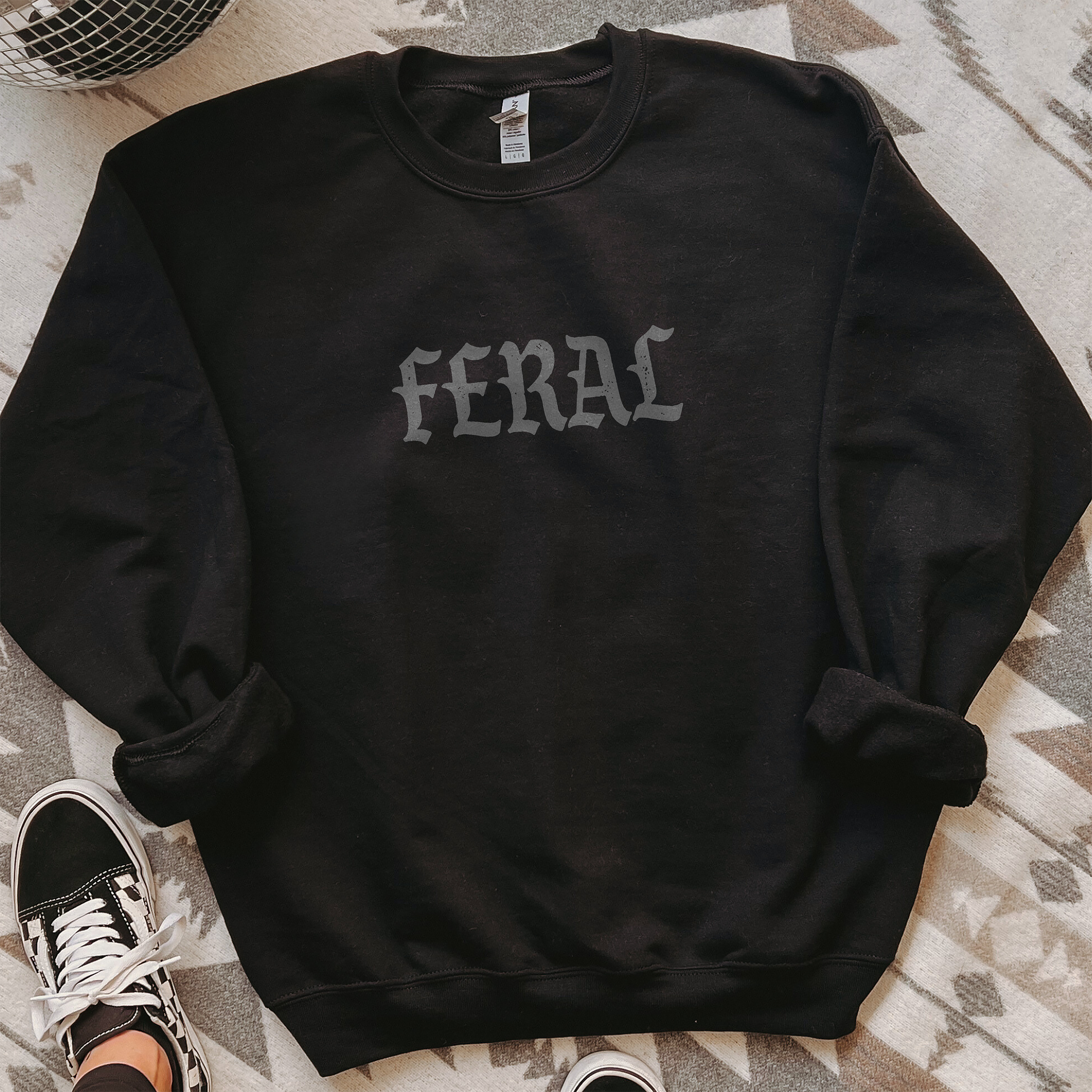 Alley & Rae - Wholesale Grafisch sweatshirt - Dames - Feral Crewneck Sweatshirt – Grappige Dames Grafische Trui1
