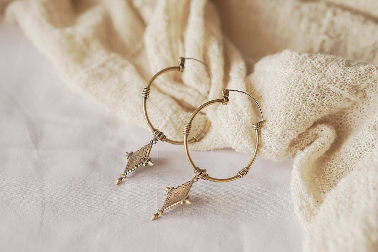 Nakila Collective – wholesale Hoop-örhängen – Stora Imani-örhängen i mässing med berberinspirerad diamantformad berlock2