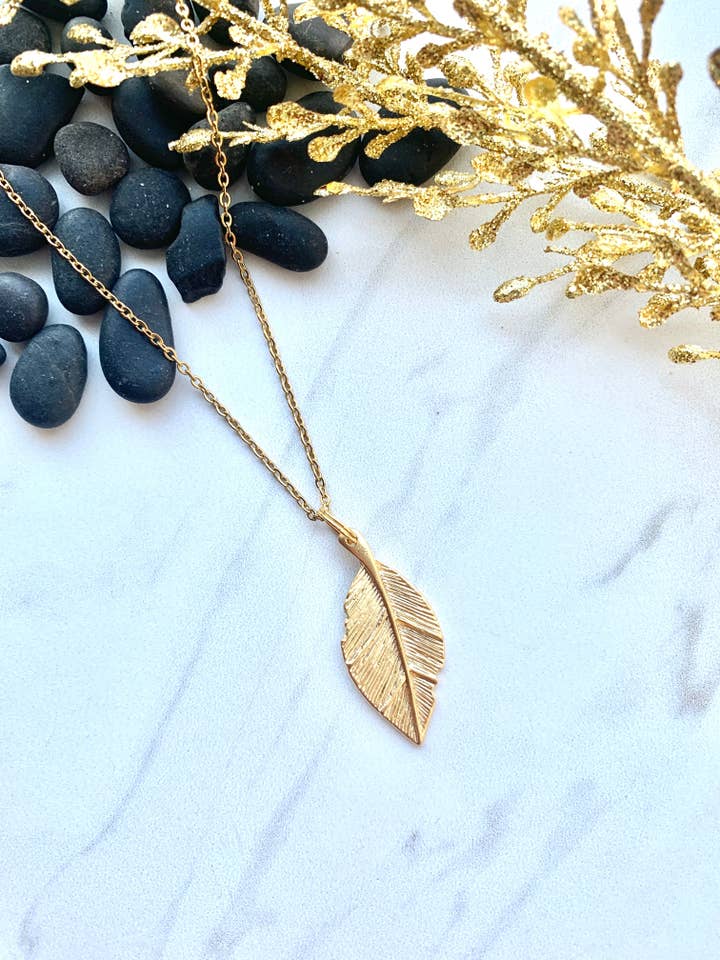 Collana a strati con foglia d'oro della collezione Moon per la vendita all'ingrosso da parte di Dirt Road Designs YYC