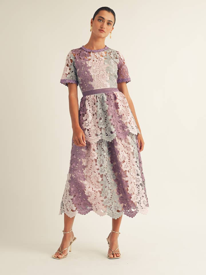 Abito midi in pizzo floreale color pastello tricolore per la vendita all'ingrosso da parte di JUST ME