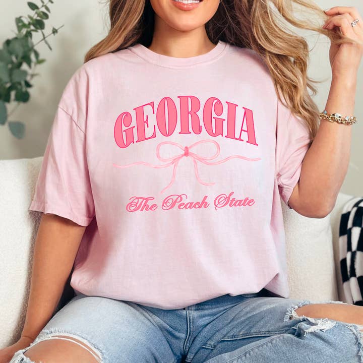 Shoppe SHC – Großhandel T-Shirt (Grafikdruck) – Damen – Coquette Tee | Georgia Tee | Grafik-T-Shirt für Damen3