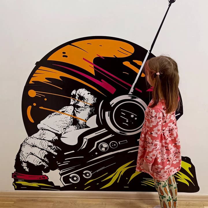 Pegatina de vinilo para pared: mono espacial astronauta - divertida calcomanía de chimpancé cosmonauta pensativo para venta al por mayor de Decords