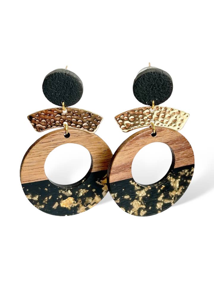 HANDGEMAAKT - Darkness Polymer Clay x Walnoothout Earring voor wholesale door Cherry Casa