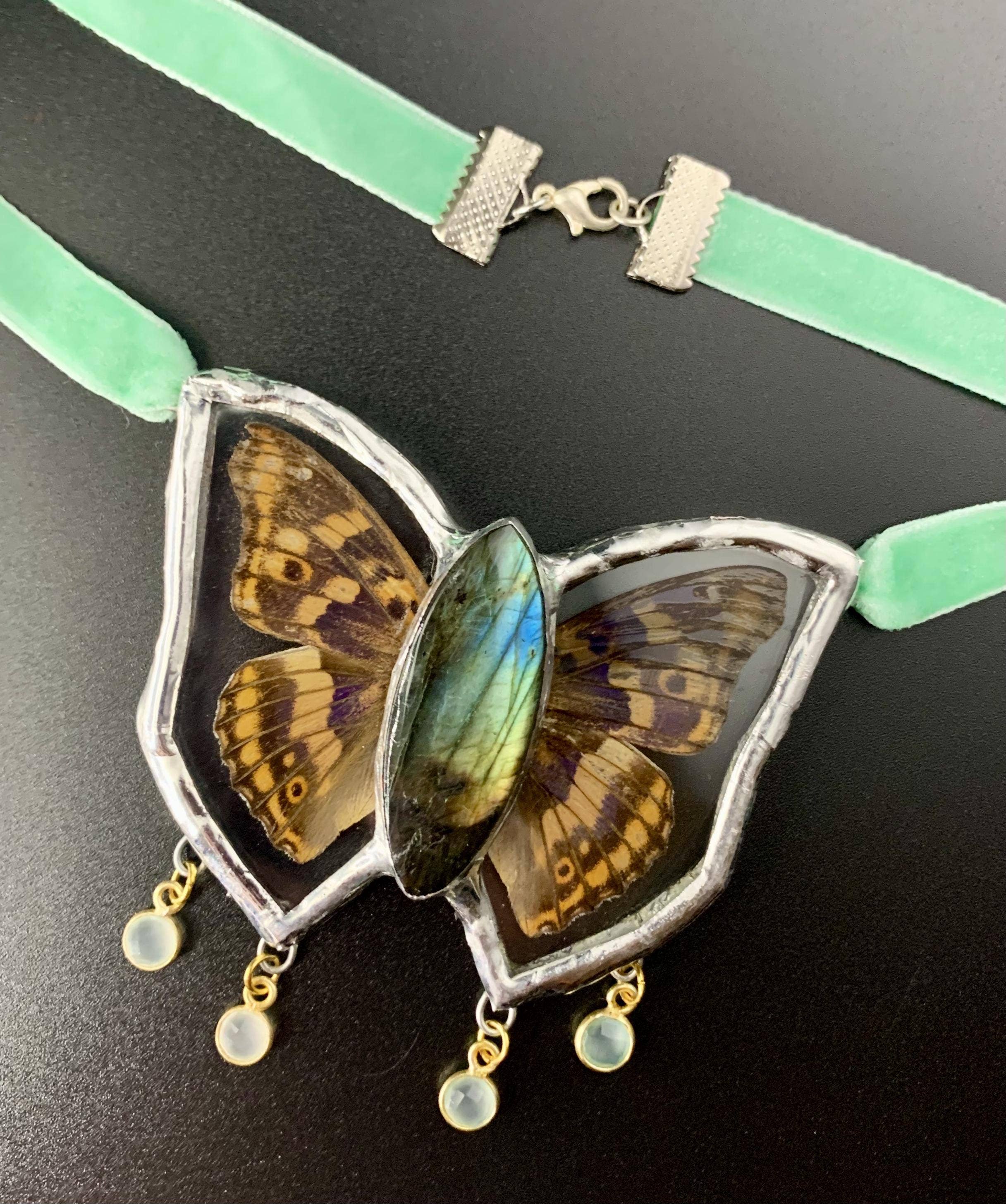 Outsider Artshop – Großhandel Halsband/Collier – Schmetterlingspräparat Samt-Choker mit Labradorit0