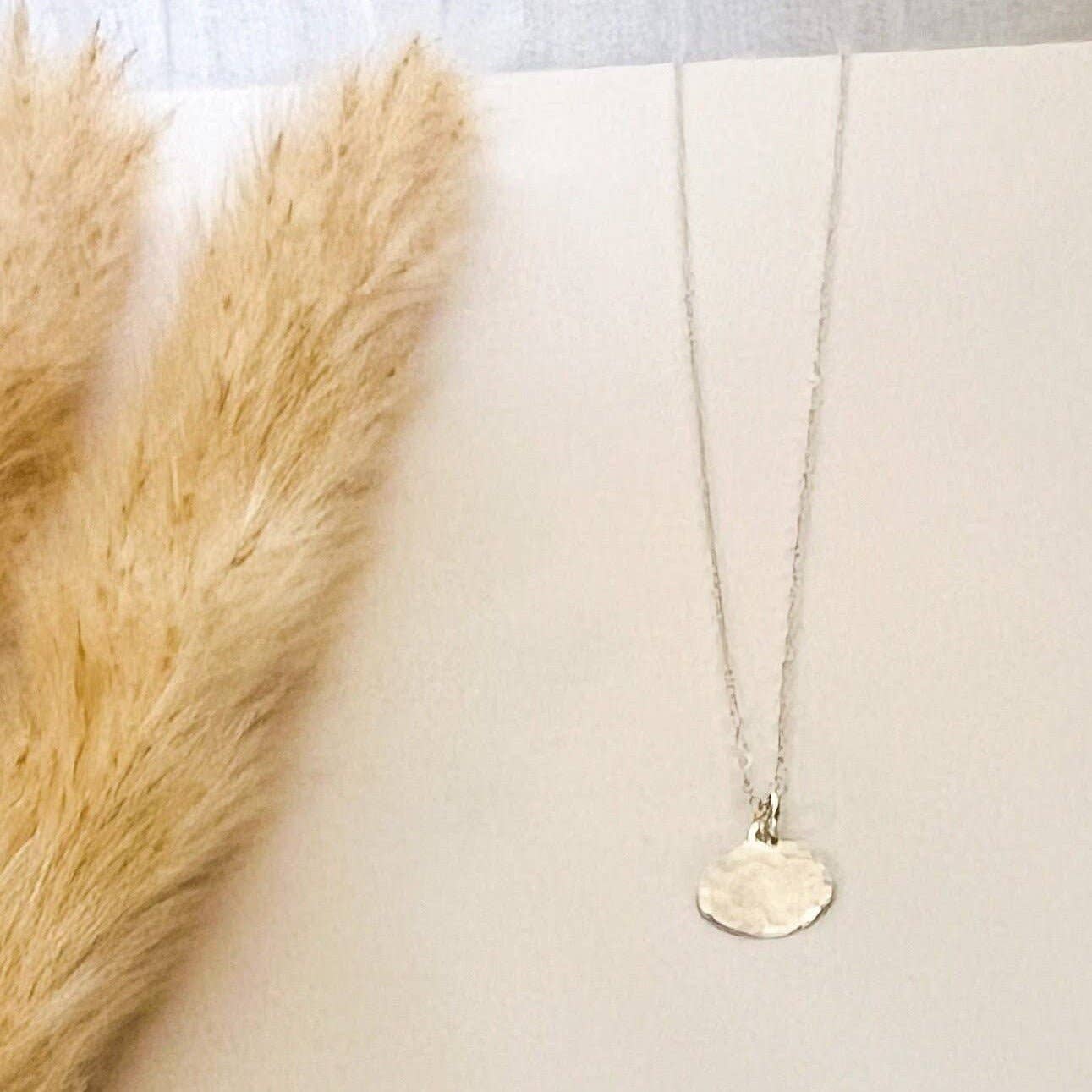 Sela+Sage - Vente Colliers à pendentif - Collier Goutte Martelé à la Main, Pièce en Or Rempli3