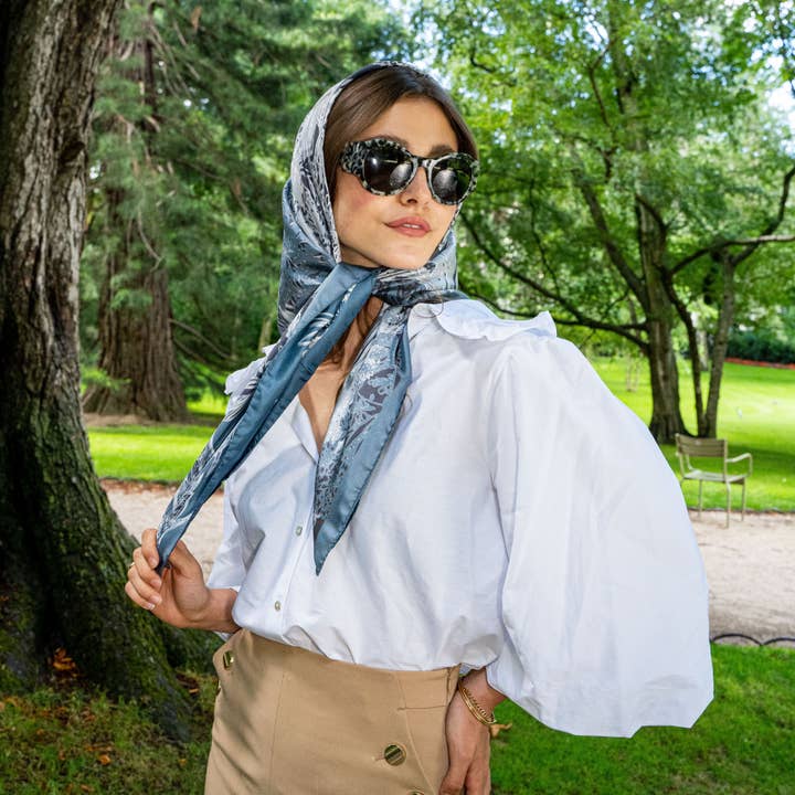 zijde carré 90 - eve blauw taupe voor wholesale door Petrusse Paris