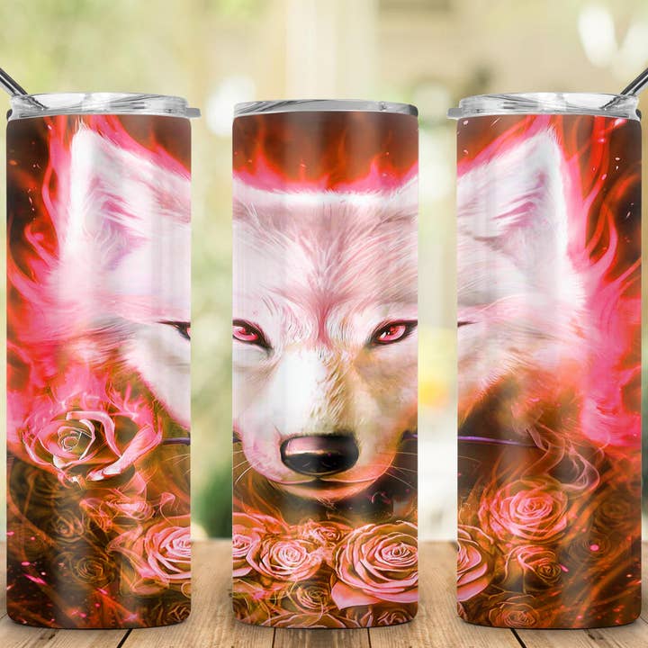 Loup blanc avec des roses sur fond rouge pour la vente par Triple D's Tumblers n More