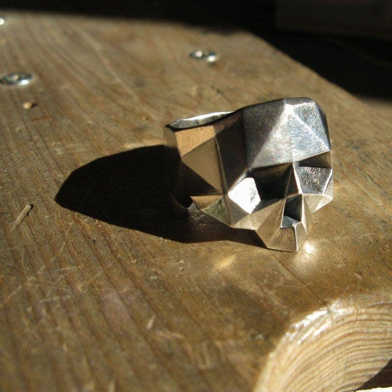 Xtellar – wholesale Cocktail/Statement Ring – Silverring med fasetterat dödskallemotiv (S, M)1