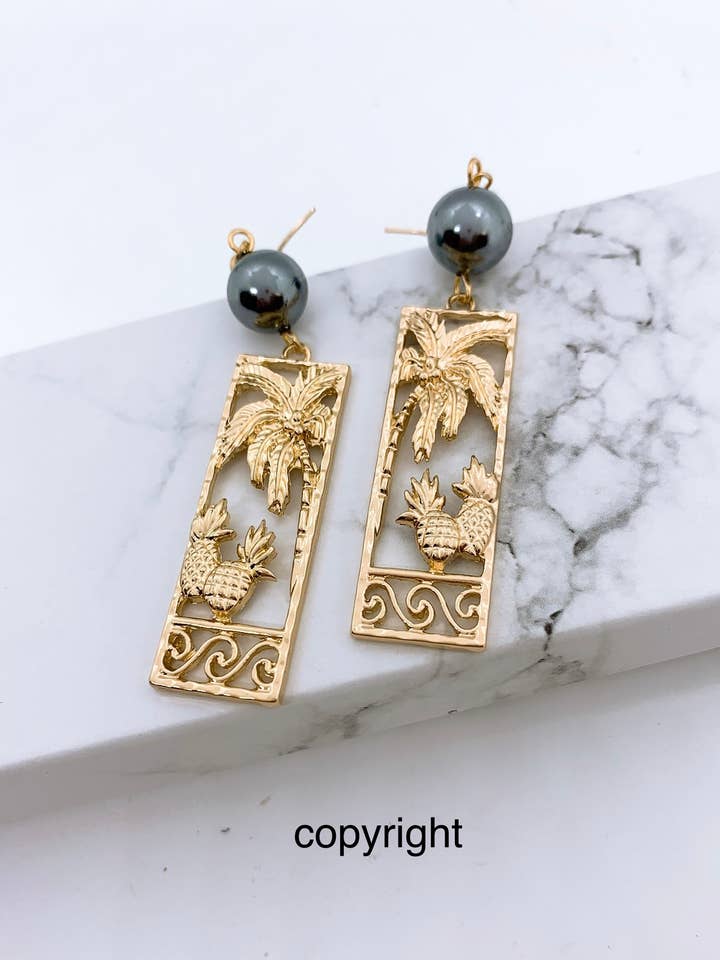 Palmier hawaïen et ananas : Boucle d'oreille Hamilton Gold avec perles de coquillage pour la vente par Anela's Jewelry