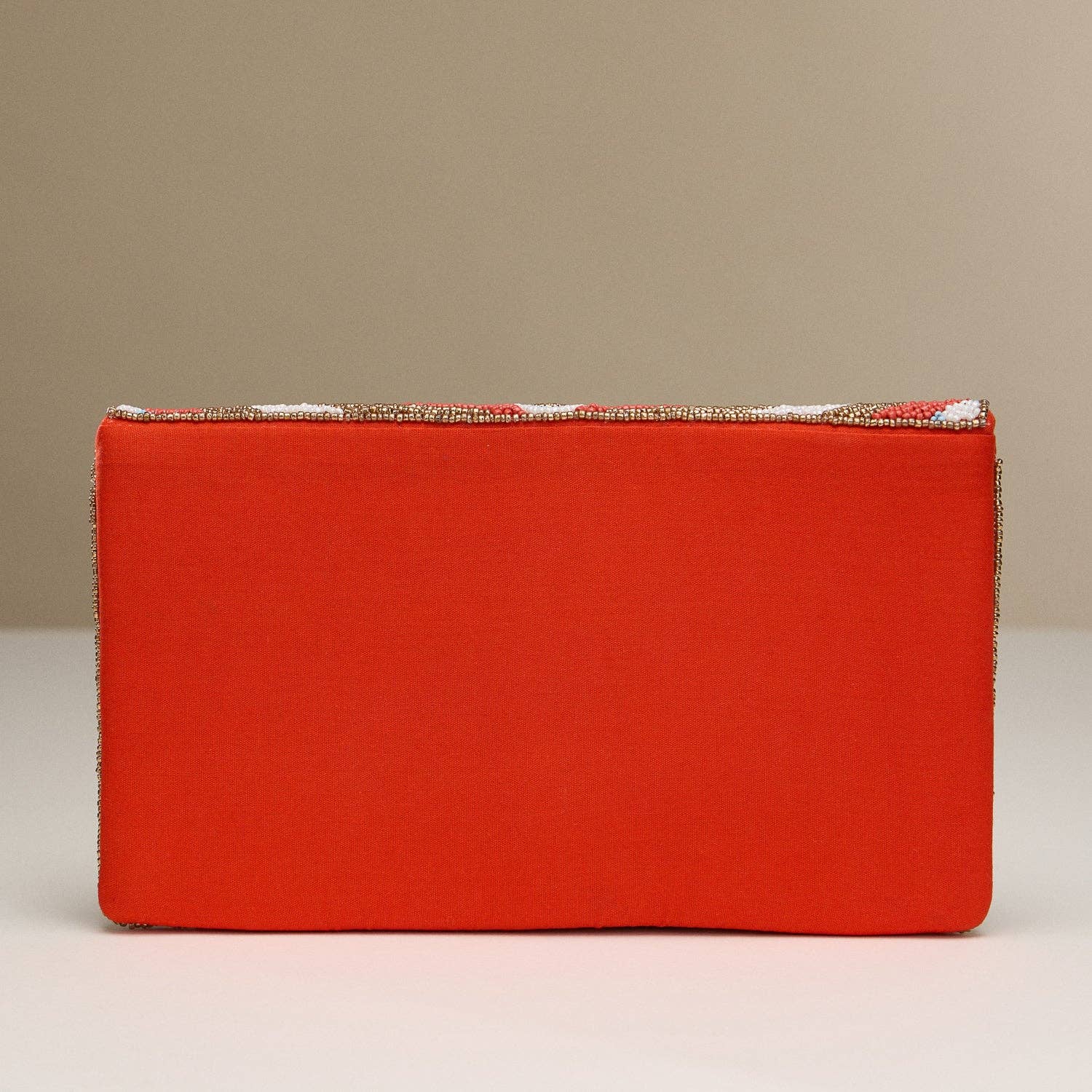 NA Perlenbesetzte Boho-Clutch – Bunte Handtasche mit geometrischem Muster und Goldkette für den Großhandel auf Faire1