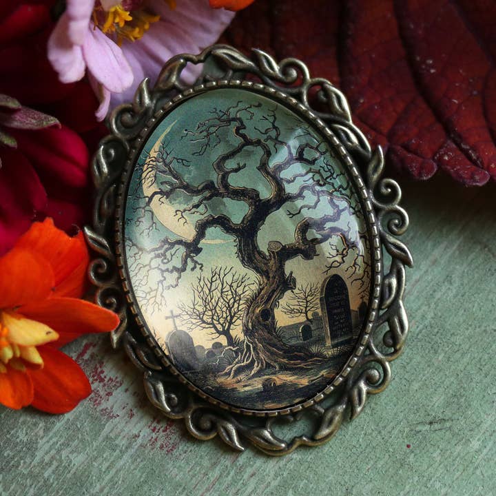 Spilla cabochon ovale in vetro decorata con albero stregato, per Halloween per la vendita all'ingrosso da parte di The Divine Iguana