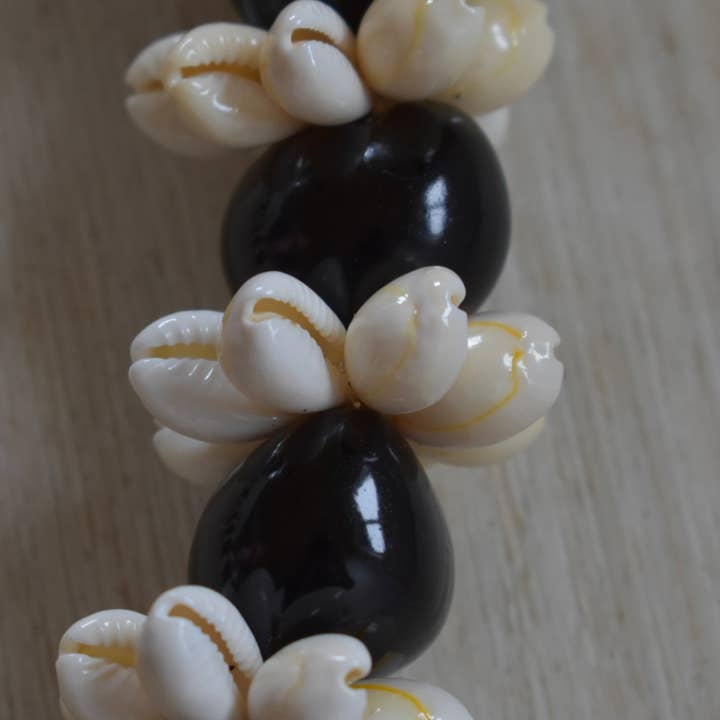 Revel Sun Hawai'i - Wholesale Decorative Tabletop Object - Kukui Nut + Cowrie Shell Lei - Black3