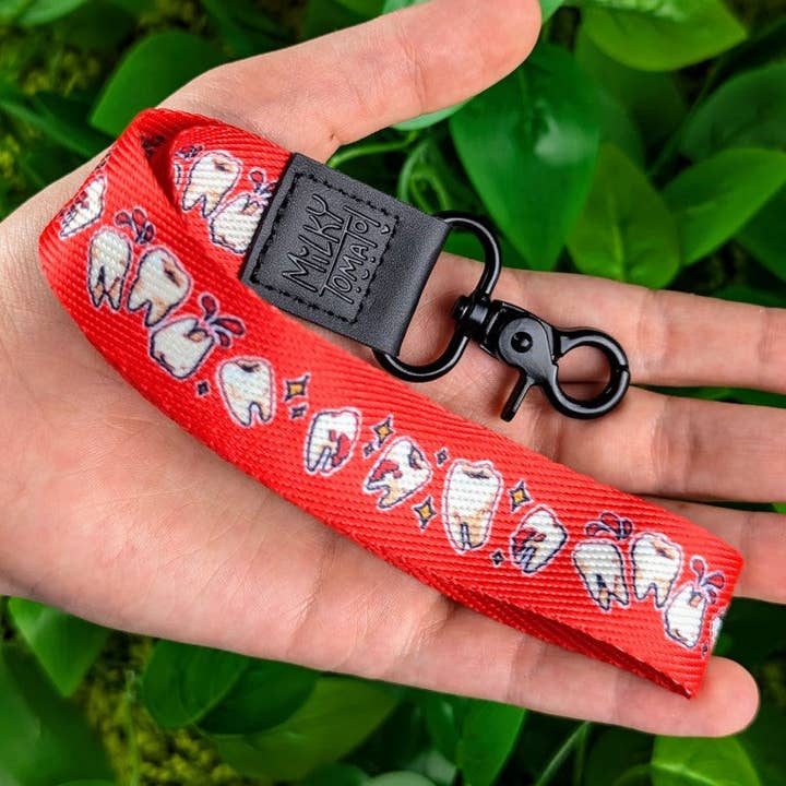 Lanière de poignet Bloody Teeth pour la vente par Milky Tomato