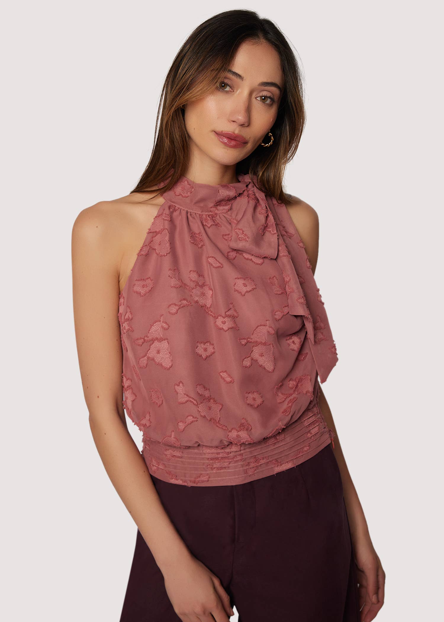 Stoffige roos Fable Charm Top - Herfst Bloemen Chiffon Halter Striknek voor groothandel op Faire0
