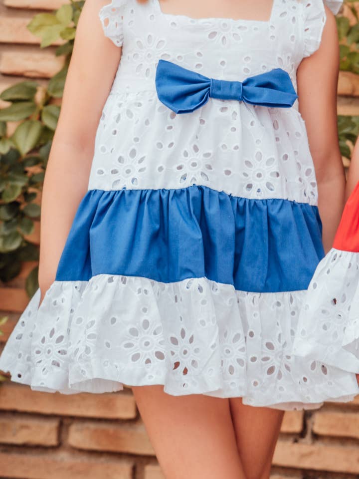 2422837 Weißes Kleid aus perforiertem Stoff für den Großhandel von BABINE-ROINSAL