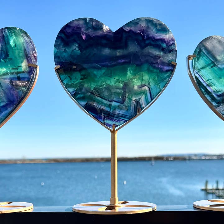 3-4 peças de Cristal de Coração de Fluorite Arco-Íris Natural com Suporte por atacado de KayleeNYC