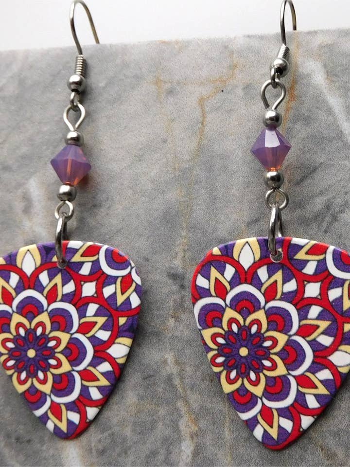 Blommiga gitarrplektrumörhängen med lila Swarovski för wholesale av Simply Raevyn