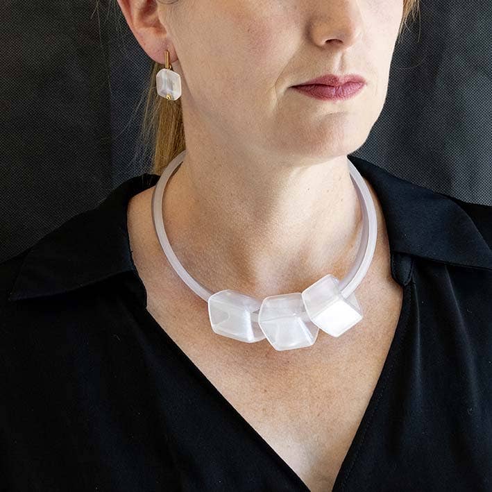 Collier en caoutchouc exclusif avec 3 cubes, Celestial pour la vente par FATES, style with a story