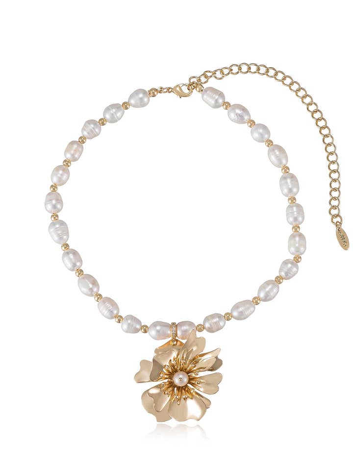 Collana con petali dorati e perle per la vendita all'ingrosso da parte di Ettika